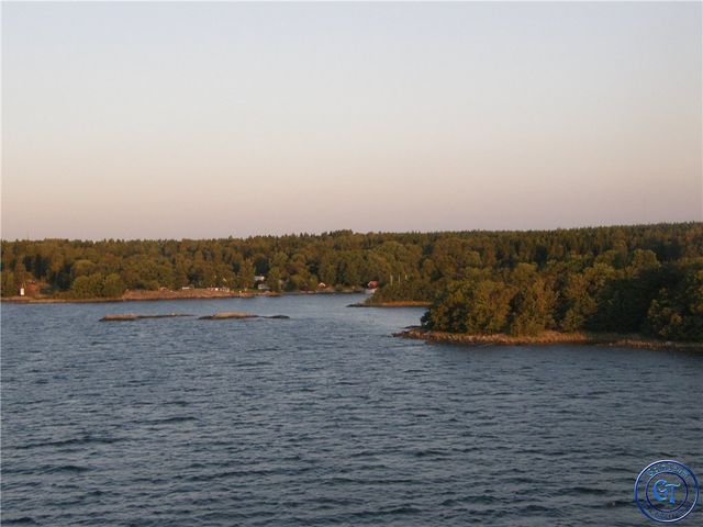 Кругом из воды видны каменные островки